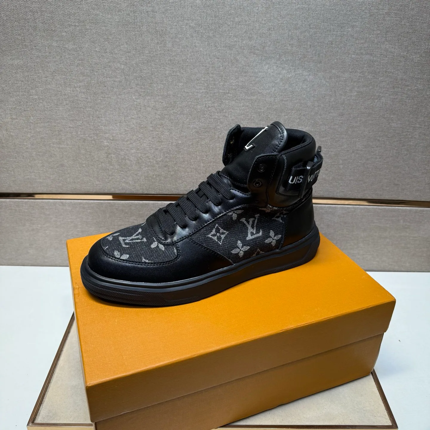 ⬛️Men's shoes 💰p420 [LV～] Men's high-top casual shoes 2025z cabinet sales simultaneously 🔶Size: 38-44 #️⃣ 🔷2 colors🔜The upper is made of multi-material splicing➕Mesh lining, comfortable and breathable, sole: original comfortable and wear-resistant outsole, ⚠️real thing📱photographed🎬real thing is better📢📢📢